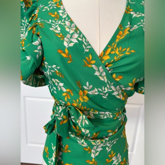 Chic Green Floral Ruffle Blouse - Picture 3 of 4